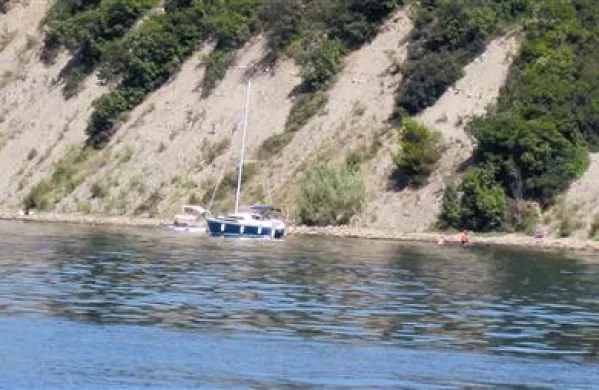 Dober teden stara fotografija: čolni, zasidrani nekaj deset metrov od obale med Valdoltro in počivališčem Rdečega križa na Debelem rtiču