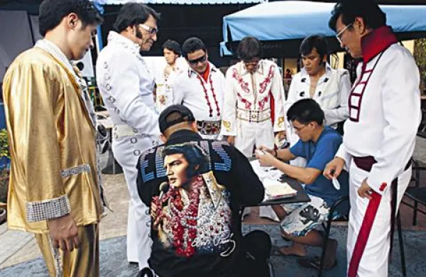 Ob obletnici Elvisove smrti so po svetu, tudi v Manili (na fotografiji) prirejali tekmovanja njegovih posnemovalcev