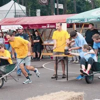 Udeleženci zabavnih Kraških iger so se pomerili v pretakanju vina