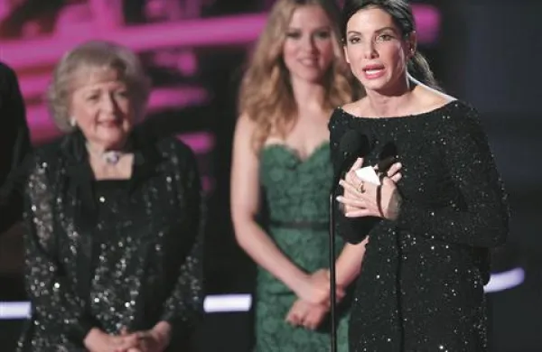 Betty White, Scarlett Johansson in Sandra Bullock (z leve)