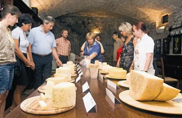 Tudi sir združuje kraje ob meji