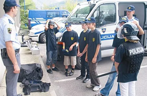 Policisti proti znižanju plač