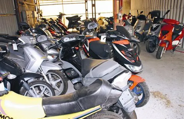 Skladišče, v katerem koprski sodni izvršitelj hrani zasežene motorje, skuterje, mopede in kolesa s pomožnim motorjem je precej napolnjeno 