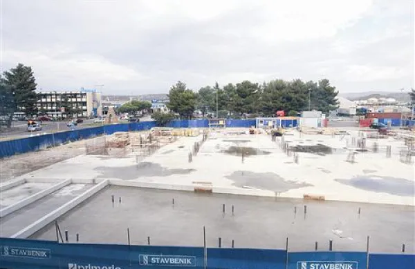 Univerza na Primorskem težko čaka odgovor iz Luke, ali lahko računa, da bi na gradbišču Barke 2 začela graditi študentski dom