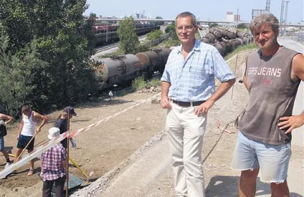 Arheologa Draško Josipovič (levo) in Marjan Novak usmerjata mlado ekipo pri delu