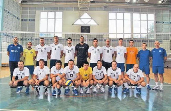 Salonit letos. Čepijo od  leve proti desni:   Tomaž Paravan, Aljoša Orel, Alen Bektašević, Darijo Savičić, Nejc Pirih, Dalibor Tomić, Jani Kovačič, Andrej Kovačič. Stojijo: Miloš Grilanc, Željko Kizić, Tomas Andel, Zoltan Kovacs, Dane Mijatović, Israel Dos Santos, Andraž Paliska, Damir Šabec, Urban Česnik, Matevž Lazar, Leon Schilling, Dragutin Šuker. Manjka Luka Krivec.