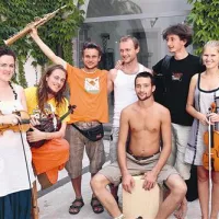 Kate Young je prva z leve, ob njej Hermann Heartell, Matija Solce je drugi z desne, v ospredju sedi Stefan Hedborg    