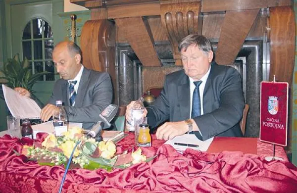 Novi direktor in večinski lastnik družbe Turizem Kras Marjan Batagelj in postojnski župan Jernej Verbič na včerajšnji novinarski konferenci