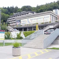 Hotela Jama pri Postojnski jami ne bodo porušili, saj naj bi ga že pred novo turistično sezono temeljito obnovili