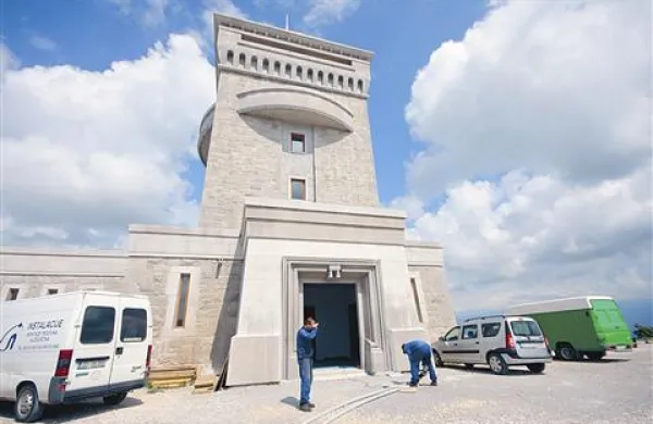 Spomenik naj bi uredili do konca leta, občina pa se z državo še dogovarja, ali bo prispevala 200.000 evrov