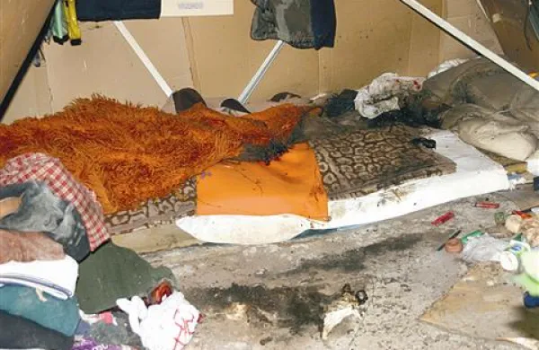 Truplo klošarja je ležalo pokrito na improviziranem ležišču