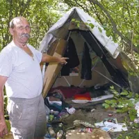 Milovan Pejičić kaže šotor, v katerem je našel mrtvega brezdomca