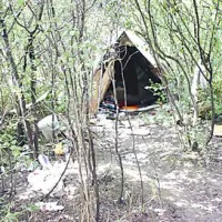 Bliziu nakupovalnega središča, a hkrati daleč od oči javnosti