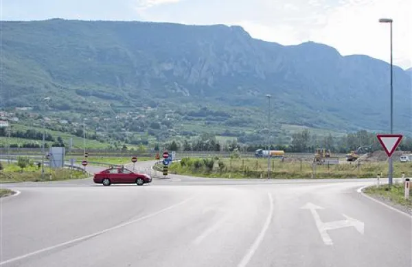 Direkcija za ceste bo preučila, ali je pri priključku na hitro cesti treba kaj spreminjati, za obetano spremembo pri gasilskem domu, pa “čaka občino”