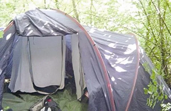 V šotoru v bližini enega od koprskih nakupovalnih središč je občan našel razpadajoče truplo. (fotografija je simbolična)