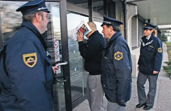 V začetku letošnjega februarja so policisti takole vozili osumljence za rop na koprsko sodišče. Štirje so še vedno v priporu, eden je na prostosti