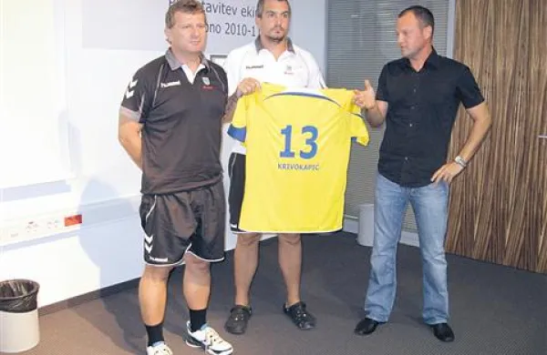 Milorad Krivokapić v Cimosovi ekipi po lastni izbiri nosi številko 13. Levo od njega je Fredi Radojkovič, desno direktor kluba Aleš Koršič.