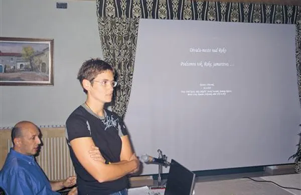 Stojan Lipolt in Rosana Cerkvenik na prvem od pogovornih večerov Divača-mesto nad Reko