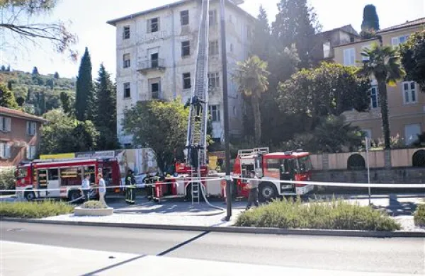 Opuščeni hotel Virginia sredi Portoroža je po julijskem požaru še nevarnejši za okoliške stanovalce in mimoidoče