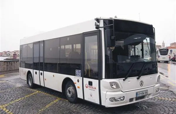 Na Veolii Transport priznavajo, da na novih avtobusih prihaja do manjših okvar, ki pa jih v sodelovanu s proizvajalcem sproti odpravljajo.