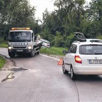 Voznica, ki se je pred tednom dni umikala nasprotivozečemu, je pristala v kanalu