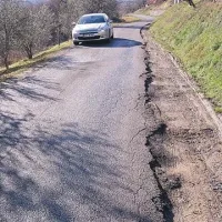 Ozka in poškodovana lokalna cesta vodi od odcepa za Bošamarin (z glavne Šmarske ceste) do Šmarij