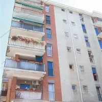 Stanovanjski kompleks v Rojanu je nastal po načrtih arhitekta Eda Mihevca. Ljudski glas pravi, da je arhitekt za fasado namenoma izbral tri barve: belo, modro in rdečo.