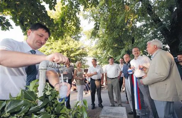 V  Ravnici so le dočakali vodovod. Zahvale pa je pospremila  tudi peticija...