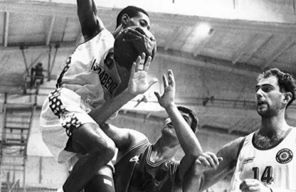 Začetek konca zlatih časov - tekma s Panoniosom leta 1993, v skoku Vince Reynolds, desno Bojan Lapov