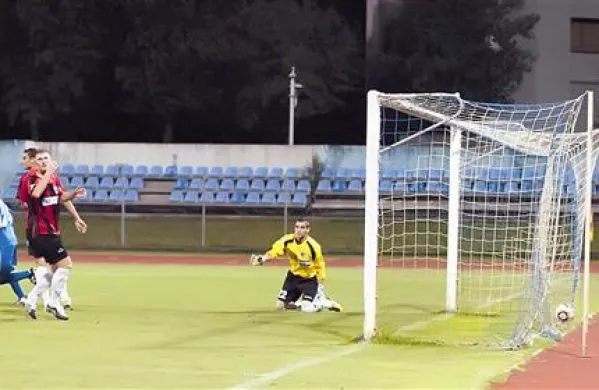 Drugi gol domačih je ob stoječih ajdovskih branilcih dosegel Enes Demirović (skrajno levo)