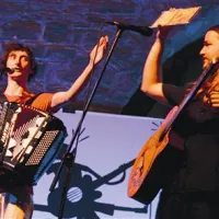 Matija Solce in Fernando Stern z zgoščenko, ki so jo posneli na festivalu Well Dressed v Ashoverju