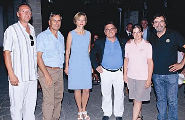 (z leve proti desni) Janez Uran in Veselko Ojo (nosilca projekta iz Rotarijskega kluba Koper), Alenka Šik (predsednica Rotarijskega kluba Koper), Ashiko Sergio (predsednik Rotarijskega kluba Milje), Justina Kocjančič (koordinatorka) in Ferrucio Divo (nosilec projekta v Rotarijskem klubu Milje).