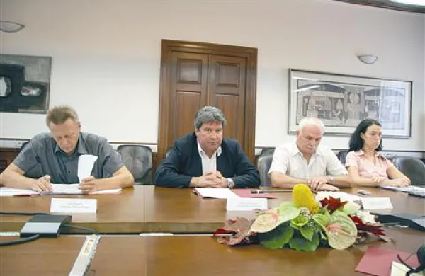 Skupaj z županom Davorinom Terčonom (v sredini) je naložbe predstavil podžupan Iztok Bandelj (na sliki levo), občinske nagrajence pa podžupan mag. Božo Marinac (desno)