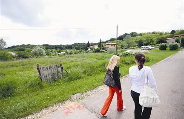 Zemljišče za študentski dom bo še nekaj časa samevalo. Postopki še niso končani, niti ni jasno, kdo bo prispeval manjkajoče tri milijone  