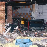 Česar niso uničili vandali in požar, bodo porušili gradbeni stroji