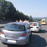 Pri Postojni v naletu trčilo več vozil