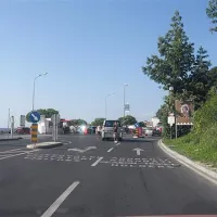 Zaposleni na zapornici imajo kar precej dela s preusmerjanjem avtomobilov, saj marsikateri obiskovalec ne vidi ali ne razume opozorilnih tabel pri vhodu v garažno hišo.