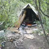 Zasilno bivališče med drevesi blizu  novega nakupovalnega središča je bilo zadnji dom nedavno preminulega brezdomca
