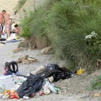 Včerajšnji kopalci se očitno niso kaj prida zmenili za razdejanje. Nekateri so lovili sončne žarke v tesni družbi raztresenih smeti.