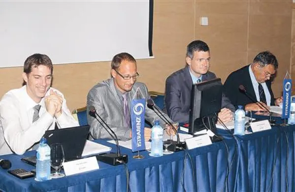 Na skupščini  Istrabenza so skupaj sedeli (z leve) član uprave Rudi Grbec, predsedujoči skupščini Uroš Ilić, predsednik uprave Tomaž Berločnik in notar Dravo Ferligoj   