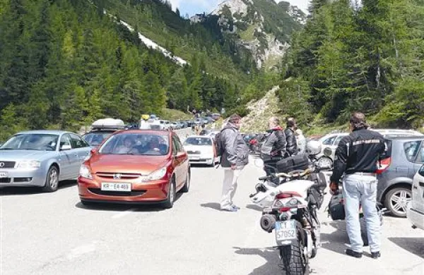 S predorom bi se poleti izognili gneči, ki zaradi neurejenih parkirnih mest ogroža varnost obiskovalcev, pozimi pa zagotovili prevoznost čez prelaz, ki je večkrat zaprt