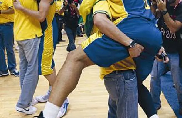 Brazilci so leta 2009 postali ameriški prvaki, ko so v finalu ugnali Portoriko. Na fotografiji se veselita Alex Garcia in Tiago Splitter, ki bosta v Carigradu igrala tudi proti Sloveniji.