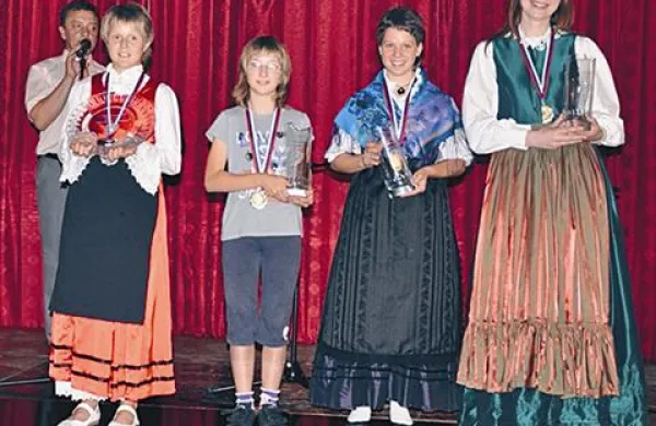 Najboljše harmonikarke Slovenije 2010 (z leve): tretjeuvrščena Ana Jesenovec iz Škofje Loke, drugouvrščena Sandra Murgelj z Otočca in zmagovalka Teja Ljubič iz Javorja v Brkinih
