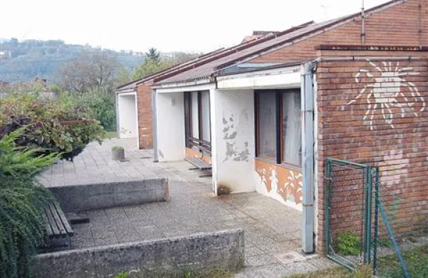 Že razpadajoč  vrtec v Prvačini bodo po letih moledovanj letos le začeli obnavljati