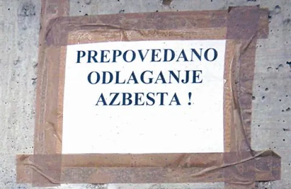 Ekolo&scaron;ki otok v Kojskem je neurejen, brezbrižni odlagajo salonitke