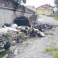 Kljub prepovedi se ob zabojnikih v Kojskem nabirajo salonitke in ostala nesnaga. Sosedje zahtevajo, naj prostor ogradijo, za začetek ga bodo vsaj osvetlili. 