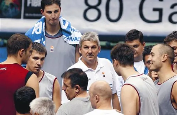 Slovenska vrsta ob koncu enega od treningov na SP na Japonskem, v sredini tedanji selektor Aleš Pipan