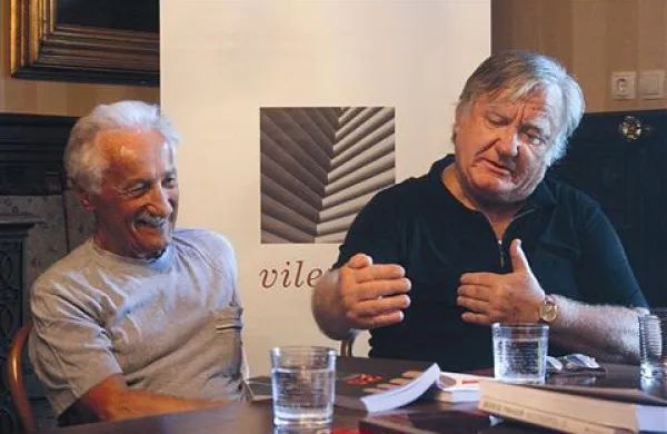 Leta 1986 tajnik in predsednik društva Veno Taufer in Tone Partljič (z leve) med obujanjem spominov o začetkih mednarodnega literarnega dogodka