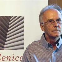    Tomaž Šalamun, avtor v fokusu, bo gost predvečera, ki ga društvo pripravlja v sodelovanju s Primorskimi novicami. Skupaj z ameriško pesnico C. D. Wright bo nastopil v torek ob 19. uri  v lapidariju Pokrajinskega muzeja v Kopru. V zbirki Litterae Slovenicae je izšel izbor njegove poezije, preveden v angleščino in francoščino. Kot sta poudarila Šalamun in odgovorna urednica zbirke Alenka Jovanovski, so v zbirki pod naslovom Ko vdre senca (When te Shadow Breaks) pesmi, ki doslej še niso bile prevedene.   