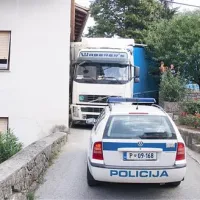 Voznik je sledil GPS navigaciji in končal med kamnitim zidom ter hišo